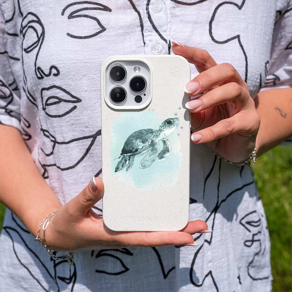 Biologisch abbaubare Handyhülle iPhone 18 Pro Max / 17 Pro Max Babyturtle — kompostierbar — in der Hand