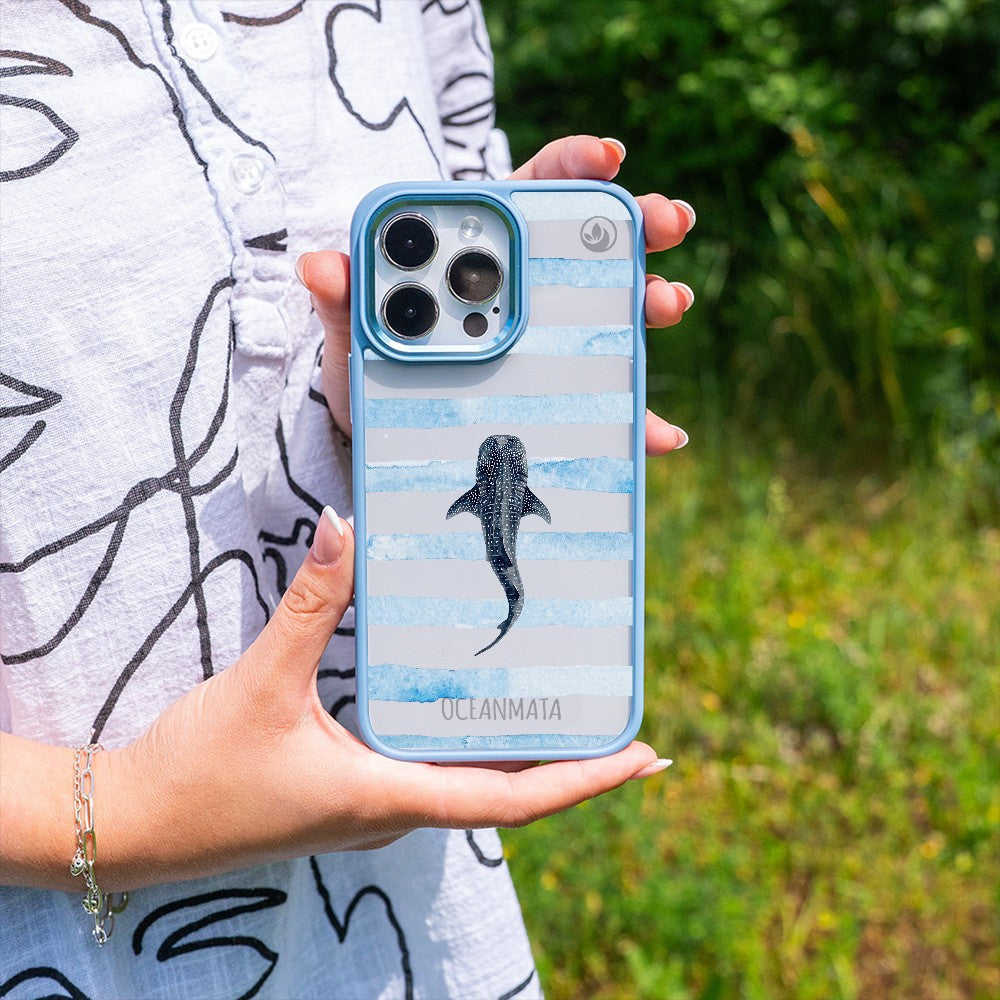 Nachhaltige Handyhülle Samsung S24 Ultra Lonewanderer aus Ocean Plastic — in der Hand