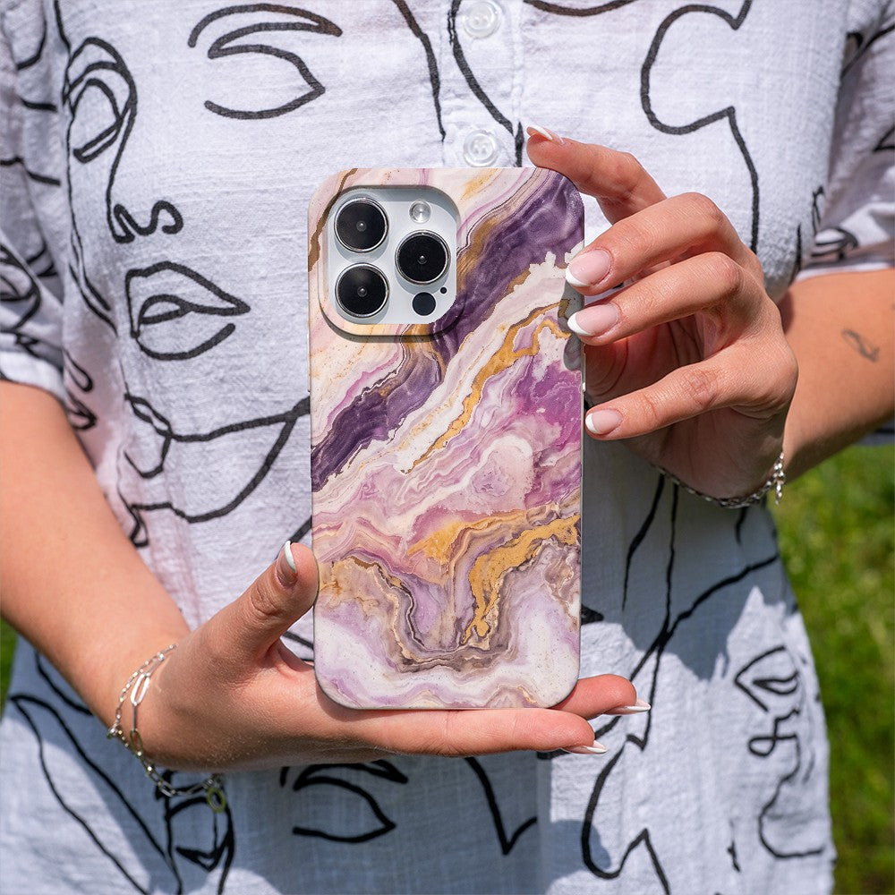 Biologisch abbaubare Handyhülle iPhone 16 pro Pinkmarble — kompostierbar — in der Hand