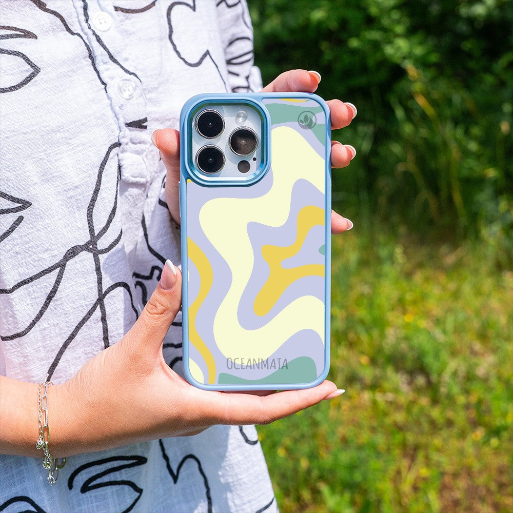 Nachhaltige Handyhülle iPhone 18 Pro / 17 Pro Retrosummer aus Ocean Plastic — in der Hand
