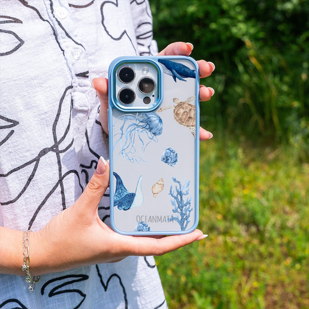 Nachhaltige Handyhülle iPhone 18 Pro Max / 17 Pro Max Turtleandfriends aus Ocean Plastic — in der Hand