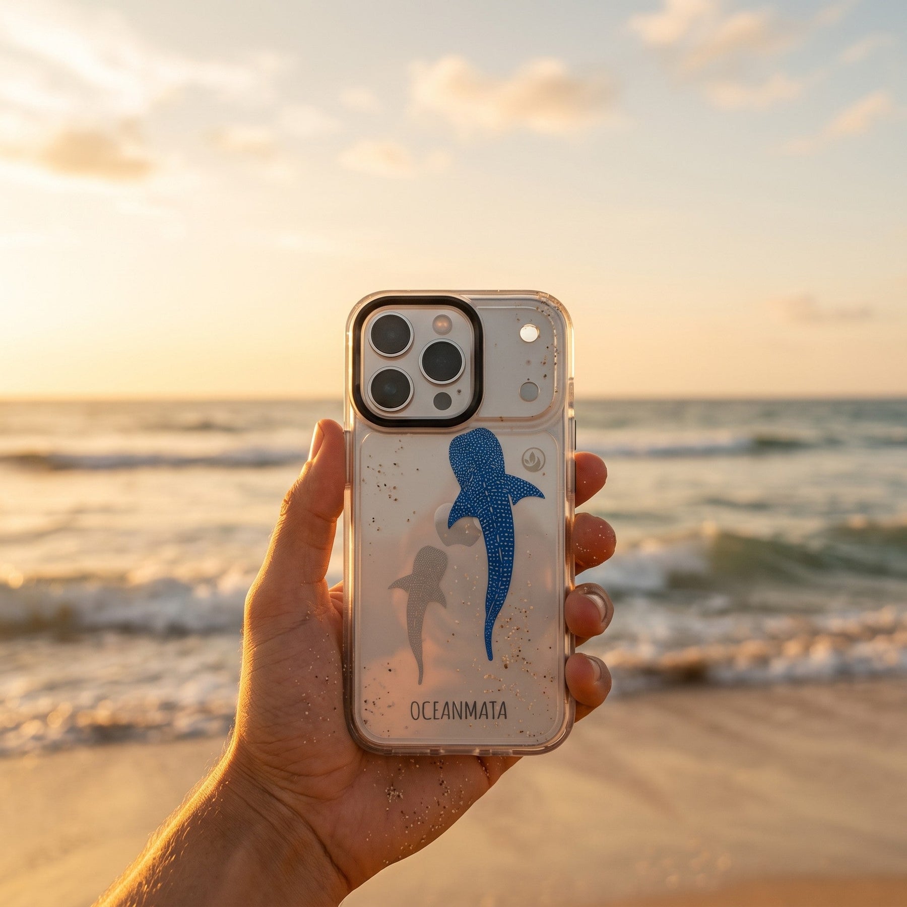 Nachhaltige Handyhülle Samsung S26 Walhai aus Ocean Plastic — in der Hand