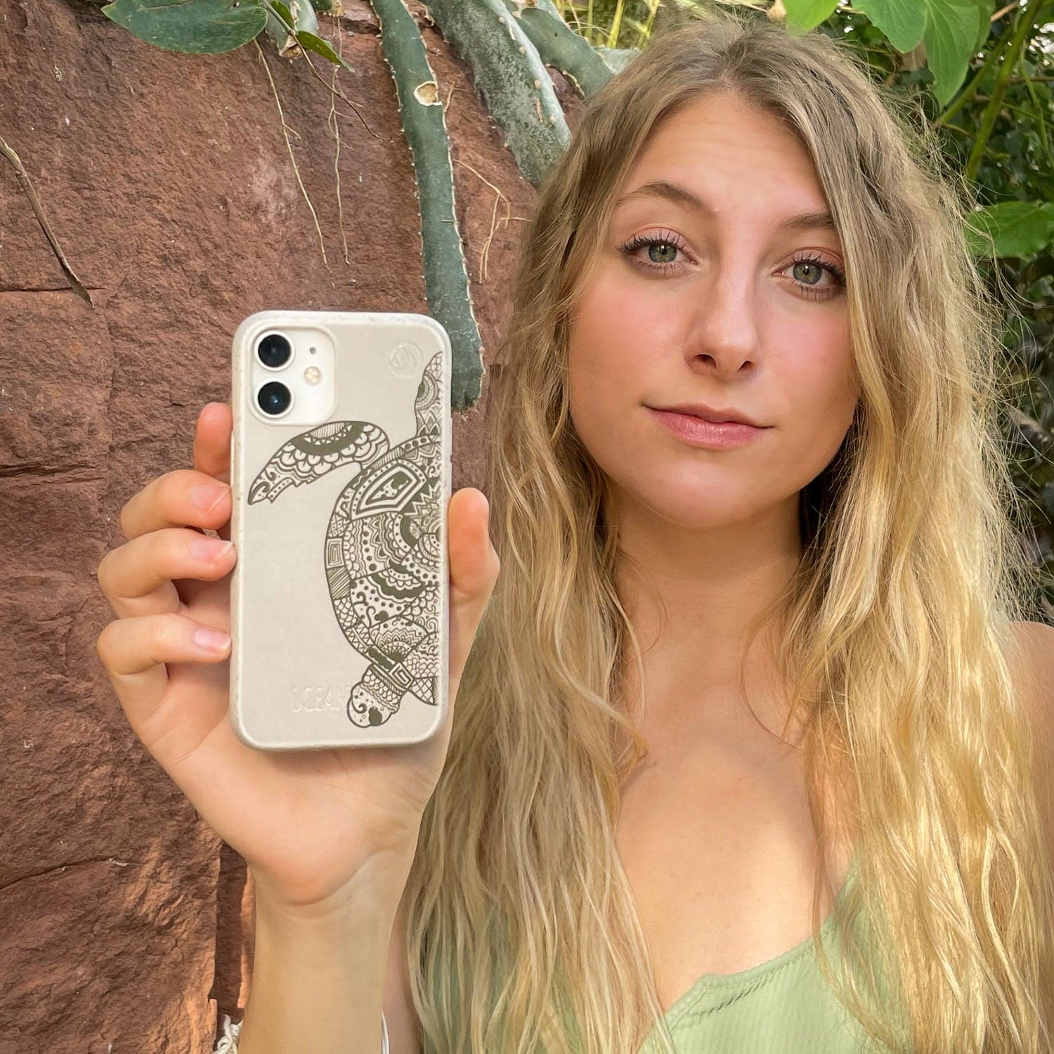 iPhone 11 pro max Hülle - beige - "GREEN TURTLE" - nachhaltig – Ansicht 3