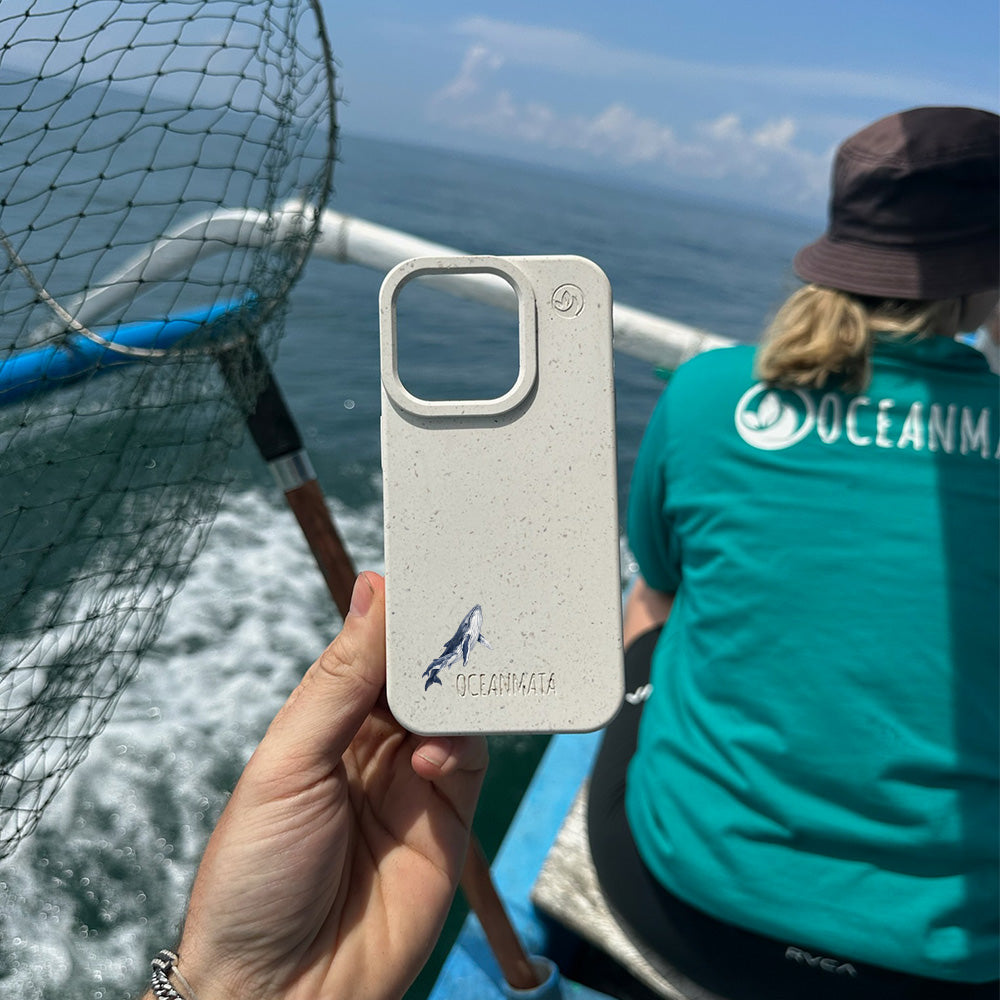 iPhone 15 Hülle - Buckelwal weiß - "OceanLullaby" - nachhaltig