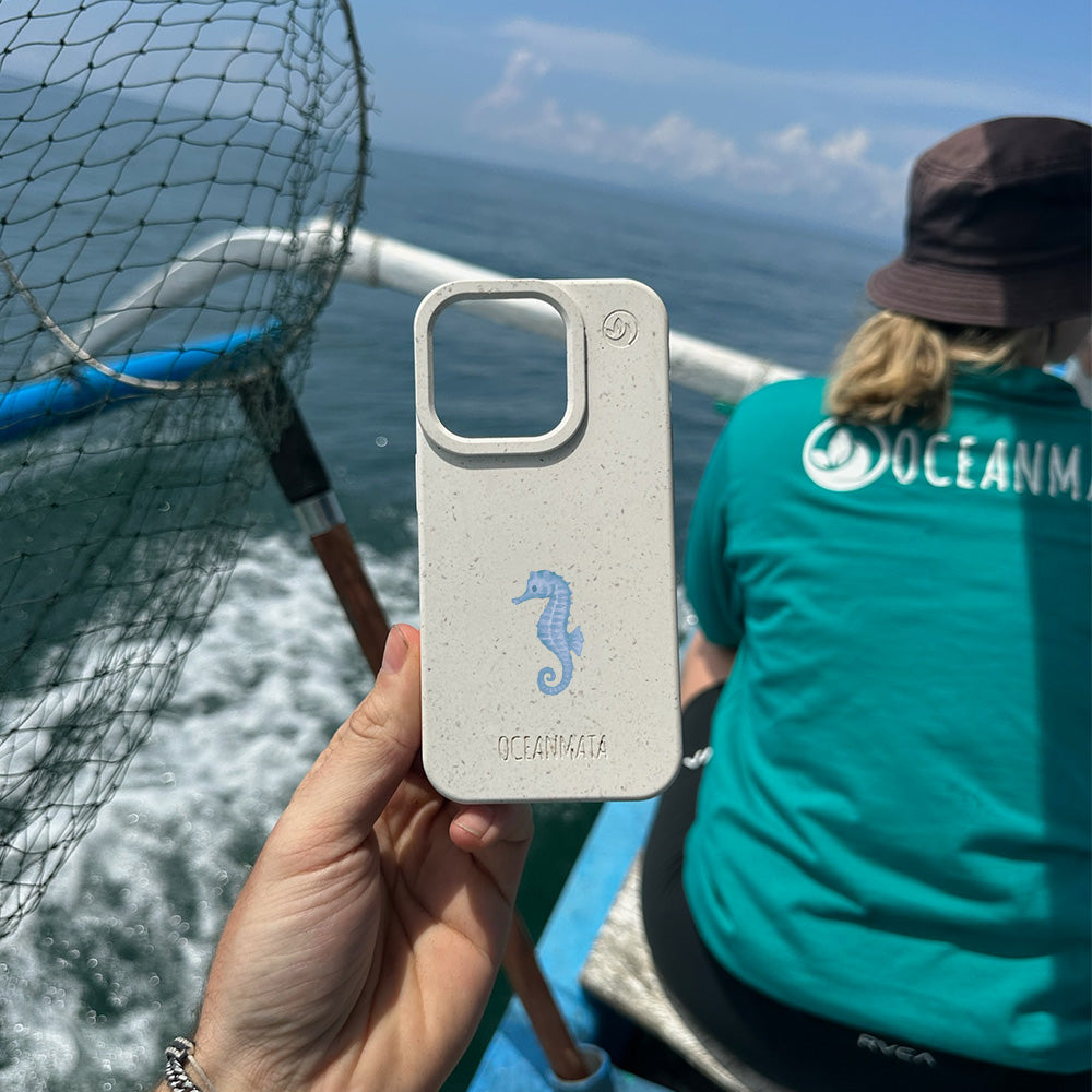 iPhone 14 Hülle - Seepferdchen weiß - "SeahorseTale" - nachhaltig