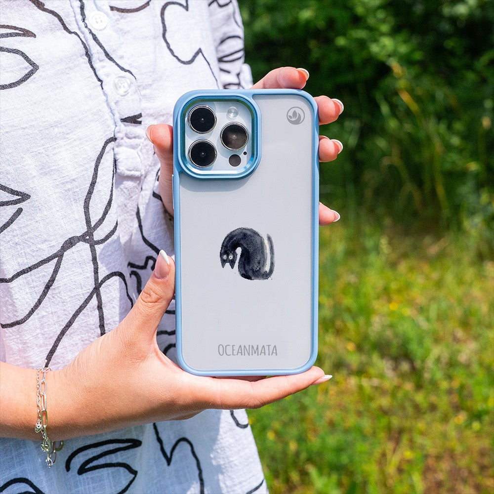 Nachhaltige Handyhülle iPhone 13 pro Blackcat aus Ocean Plastic — in der Hand