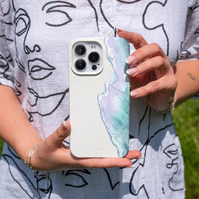 Biologisch abbaubare Handyhülle iPhone 18 Pro Max / 17 Pro Max Bluehour — kompostierbar — in der Hand