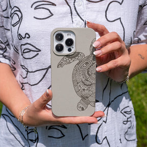 Biologisch abbaubare Handyhülle iPhone 15 pro Greenturtle — kompostierbar — in der Hand