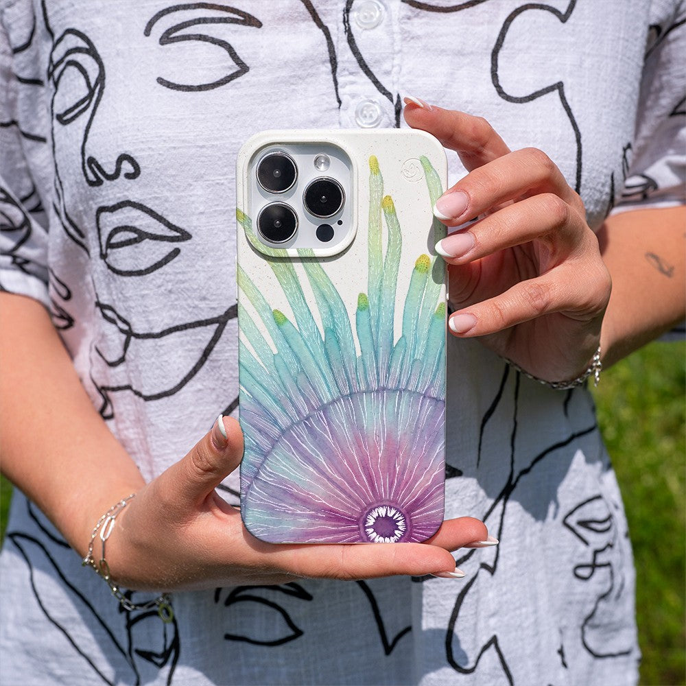 Biologisch abbaubare Handyhülle iPhone 13 mini Jellybutton — kompostierbar — in der Hand