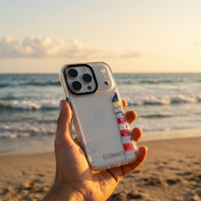 Nachhaltige Handyhülle Samsung S26 Lighthouse aus Ocean Plastic — in der Hand