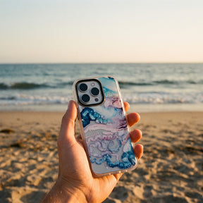 Nachhaltige Handyhülle iPhone 15 pro max Menowar aus Ocean Plastic — in der Hand