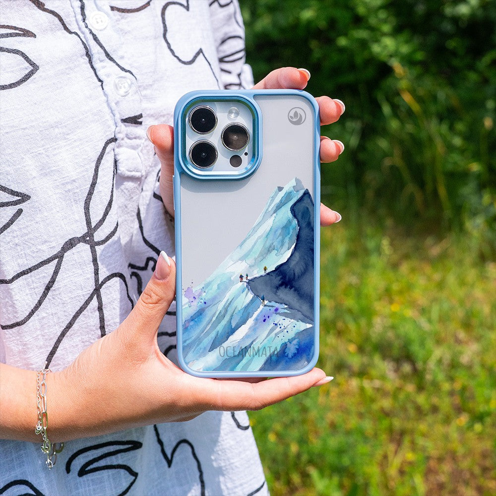 Nachhaltige Handyhülle Samsung S24 Mountainblue — in der Hand