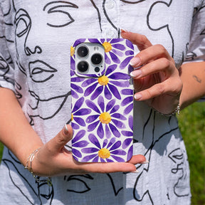 Biologisch abbaubare Handyhülle iPhone 15 Purplebloom — kompostierbar — in der Hand