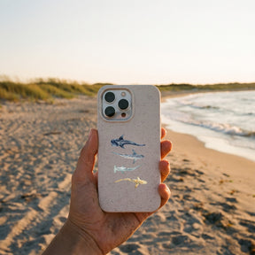 Biologisch abbaubare Handyhülle iPhone 15 Sharkproject — kompostierbar — in der Hand