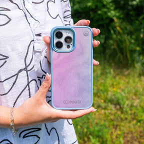 Nachhaltige Handyhülle iPhone 18 Pro / 17 Pro Sunrise aus Ocean Plastic — in der Hand