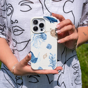 Biologisch abbaubare Handyhülle iPhone 11 pro Turtleandfriends — kompostierbar — in der Hand