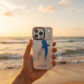 Nachhaltige Handyhülle Samsung S26 Ultra Walhai aus Ocean Plastic — in der Hand