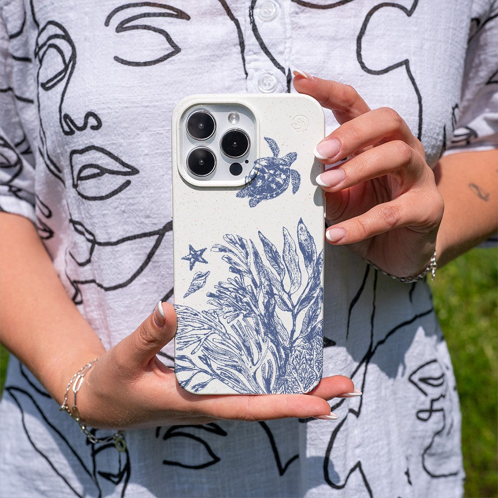 Biologisch abbaubare Handyhülle iPhone 12 mini Whitesilentwaves — kompostierbar — in der Hand