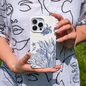 Biologisch abbaubare Handyhülle iPhone 13 pro max Whitesilentwaves — kompostierbar — in der Hand