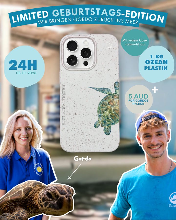 Limited Geburtstags-Edition: Wir bringen Gordo zurück ins Meer. Nur 24 Stunden am 3. November 2026. Mit jeder Hülle 1 kg Ozeanplastik und 5 AUD für Gordos Pflege. Mit Hazel von Australian Seabird & Turtle Rescue, Gründer Dominik und Gordo.